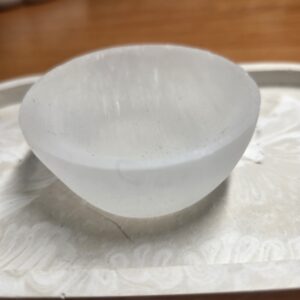 Miseczka Selenitowa okrągła 5.5 cm – Oczyszczanie Kamieni i Biżuterii