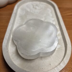 Miseczka Selenitowa Kwiatek 6,5 cm – Oczyszczanie Kamieni i Biżuterii